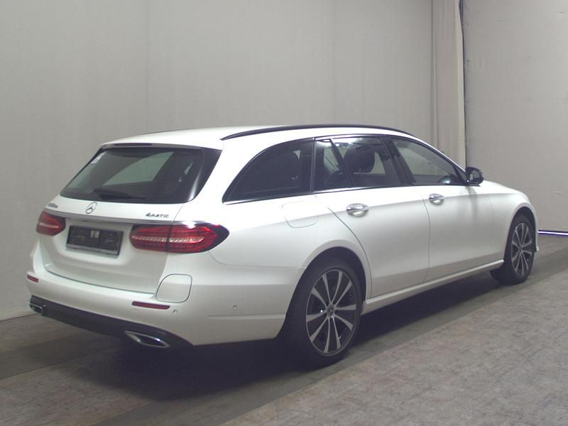 Gebraucht Mercedes E300 Avantgarde 306 PS (225 kW) 2022 Weiss Limousine