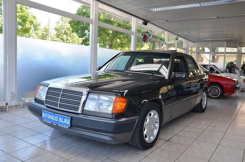 Schwarz Gebraucht 1990 Mercedes E230 Limousine | 8.990 € - Bild 1/4