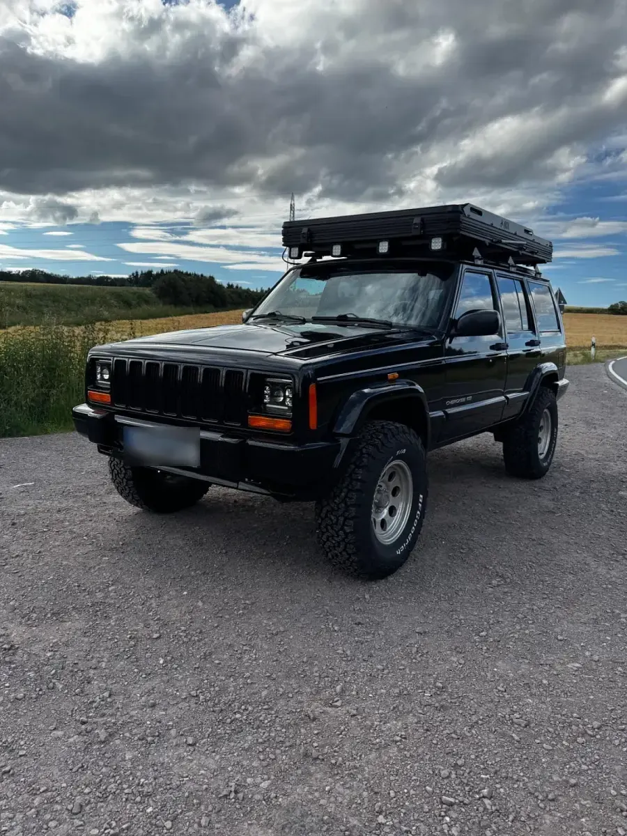 Gebraucht Jeep Cherokee Overland 178 PS (130 kW) 1999 Schwarz SUV
