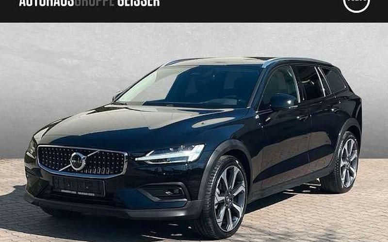 Schwarz Gebraucht 2023 Volvo V60 CC Ultimate Kombi | 44.750 € (Etwas zu teuer) - Bild 1/4
