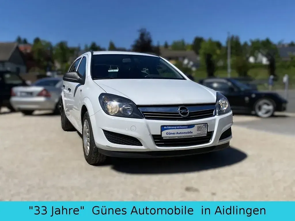 Używany Opel Astra Selection 116 KM (85 kW) 2010 Biały Sedan/Limuzyna