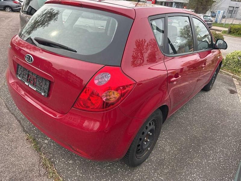 Usado Kia Ceed EX 109 CV (80 kW) 2007 Rojo Utilitario