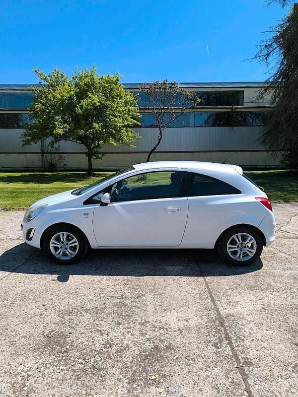 Weiß Gebraucht 2011 Opel Corsa Kleinwagen | 2.500 € (Guter Preis) - Bild 1/4