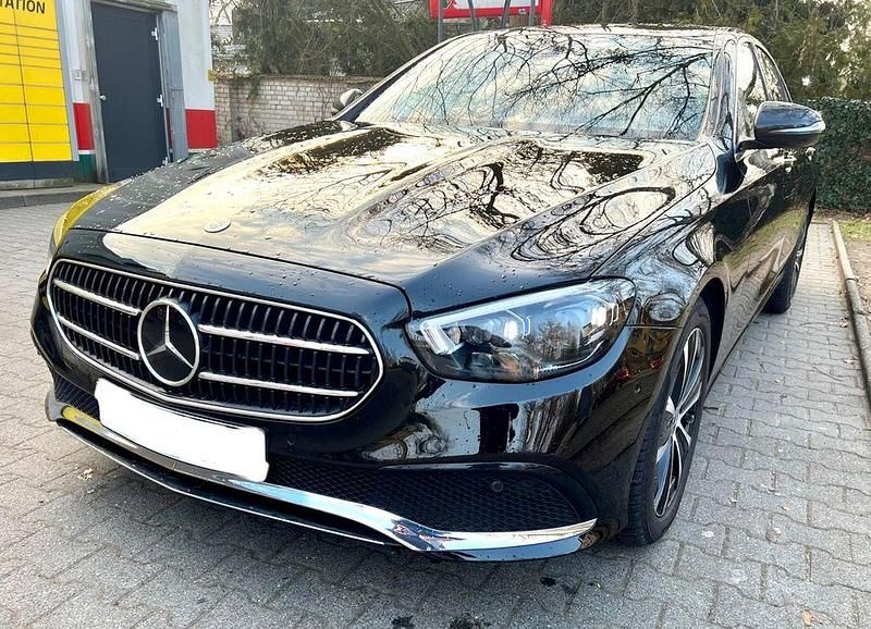 Gebraucht Mercedes E300 306 PS (225 kW) 2023 Schwarz Limousine