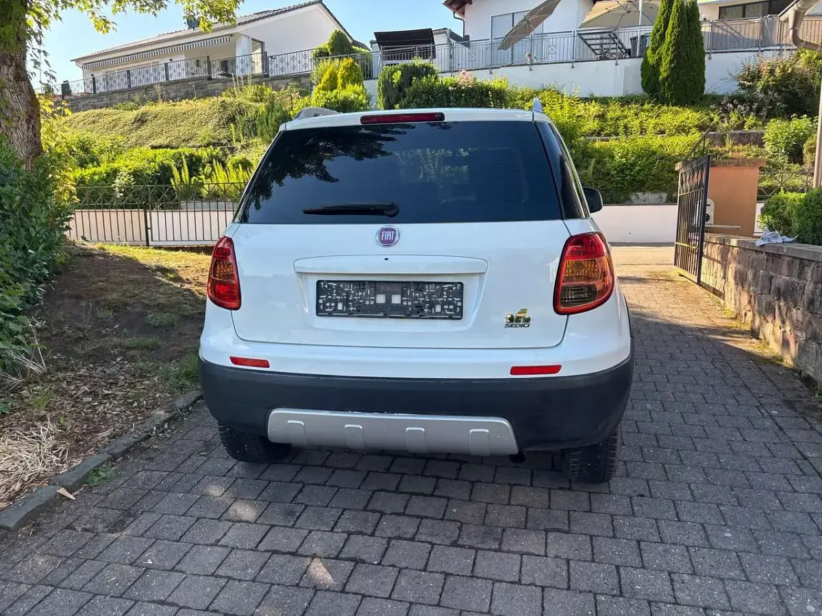 Gebraucht Fiat Sedici Easy 135 PS (99 kW) 2012 Weiß SUV
