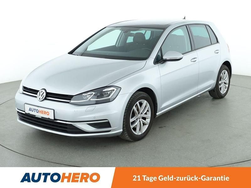 Grau Gebraucht 2019 VW Golf VII Comfortline Limousine | 16.880 € (Fairer Preis) - Bild 1/3