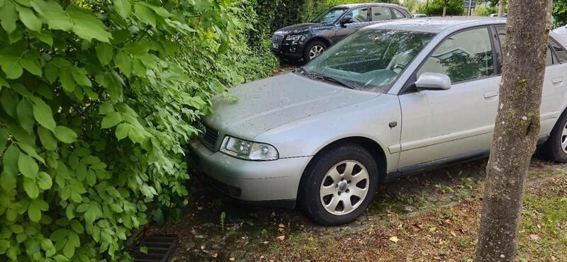 Silber Gebraucht 2000 Audi A4 S-Line Limousine | 740 € (Superpreis) - Bild 1/4
