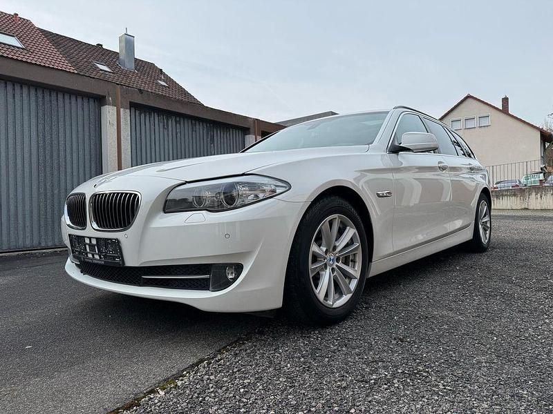 Weiß Gebraucht 2011 BMW 525 Performance Kombi | 13.500 € (Fairer Preis) - Bild 1/4