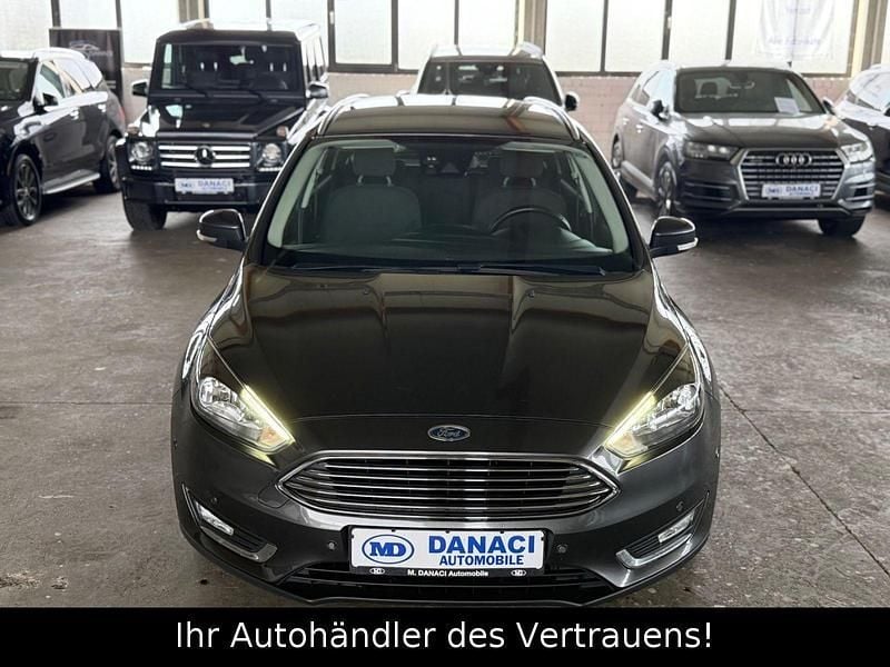 Gebraucht Ford Focus Titanium 125 PS (91 kW) 2018 Grau Kombi
