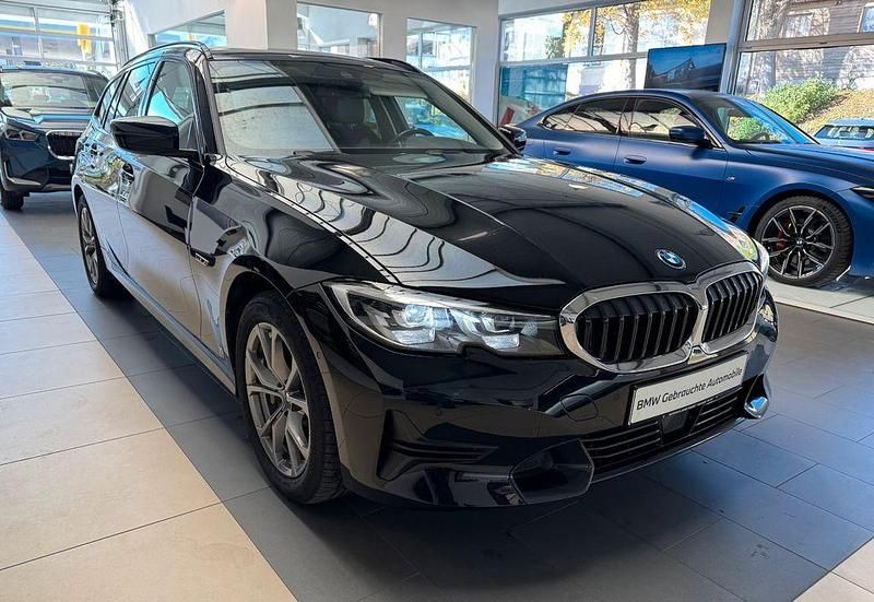 Schwarz Gebraucht 2022 BMW 330e Sport Line Kombi | 26.900 € (Guter Preis) - Bild 1/4