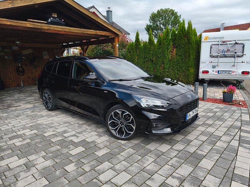 Schwarz Gebraucht 2018 Ford Focus ST-Line Kombi | 16.490 € (Etwas zu teuer) - Bild 1/4