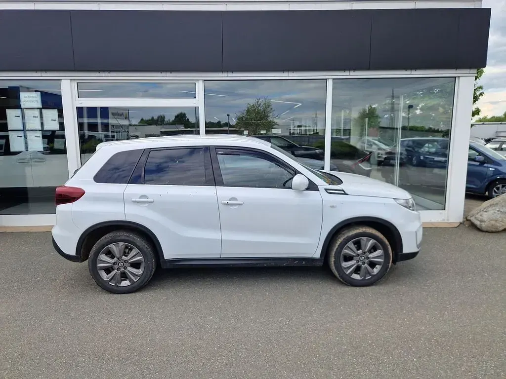 Używany Suzuki Vitara 102 KM (75 kW) 2022 Biały SUV
