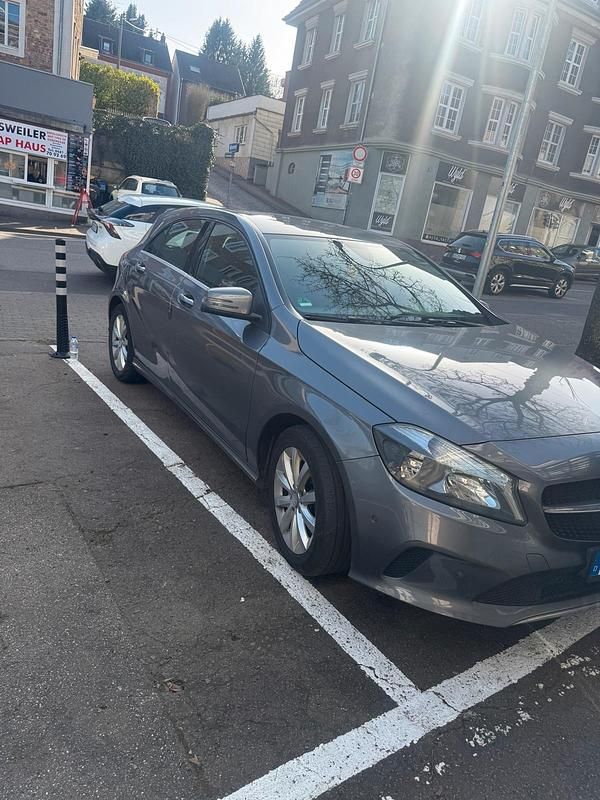 Gebraucht Mercedes A180 122 PS (89 kW) 2016 Grau Limousine