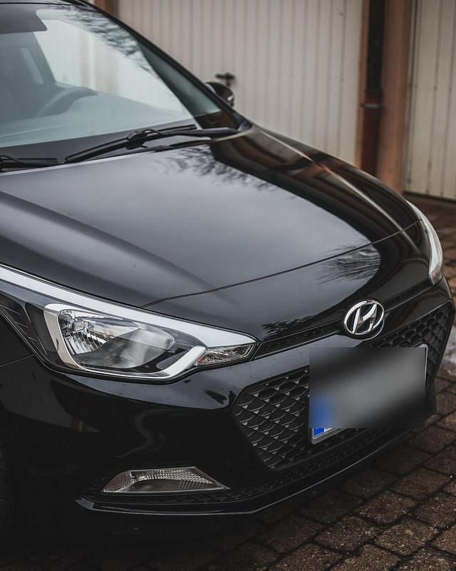 Gebraucht Hyundai i20 84 PS (61 kW) 2018 Schwarz Kleinwagen
