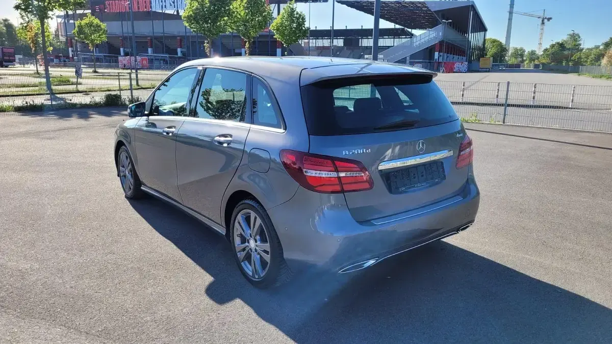 Gebraucht Mercedes B200 136 PS (100 kW) 2016 Mountaingrau Kleinwagen
