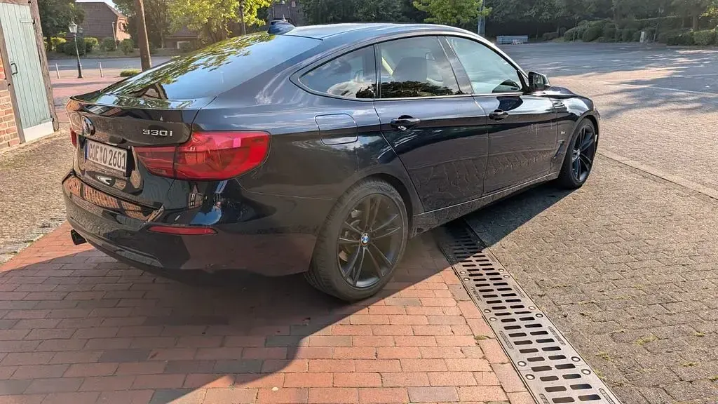 Gebraucht BMW 330 Sport Line 252 PS (185 kW) 2017 Blau Limousine