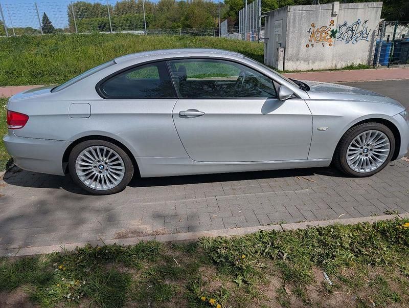 Gebraucht BMW 320 170 PS (125 kW) 2007 Silber Coupé