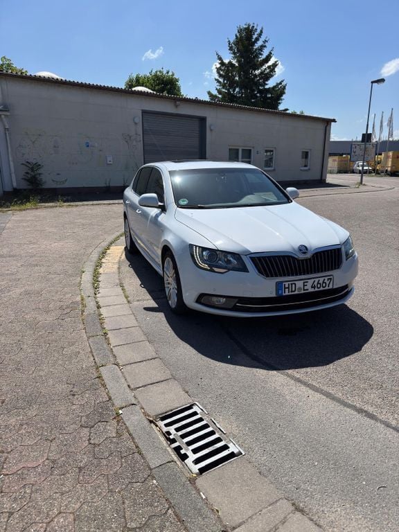 Weiß Gebraucht 2014 Skoda Superb Limousine | 16.850 € (Teuer) - Bild 1/4