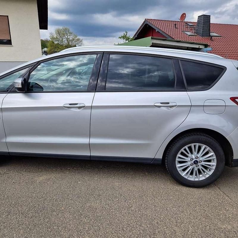 Usado Ford S-MAX Trend 190 HP (139 kW) 2020 Prateado Monovolume