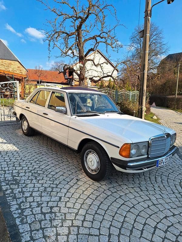 Gebraucht Mercedes 200 60 PS (44 kW) 1982 Weiß Limousine