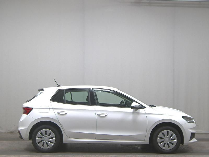 Weiss Gebraucht 2022 Skoda Fabia Active Limousine | 11.980 € (Guter Preis) - Bild 1/4
