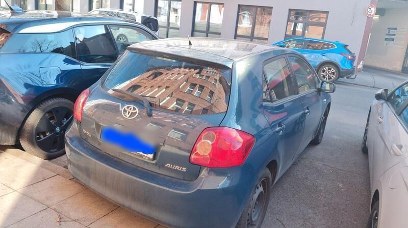 Blau Gebraucht 2008 Toyota Auris Limousine | 1.500 € - Bild 1/4