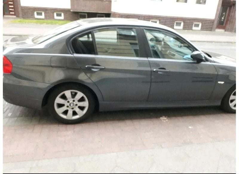 Gebraucht BMW 318 129 PS (94 kW) 2007 Grau Limousine