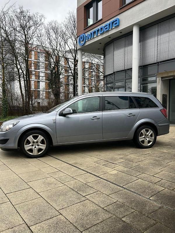 Gebraucht Opel Astra Edition 110 PS (80 kW) 2010 Grau Kombi