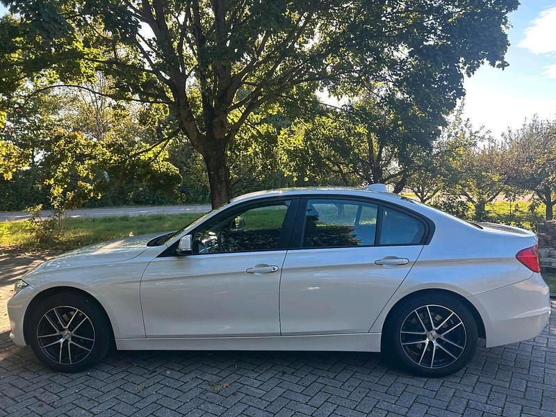 Gebraucht BMW 320 184 PS (135 kW) 2013 Weiß Limousine