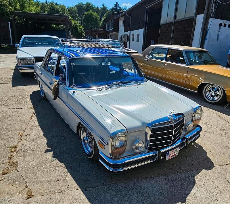 Weiß Gebraucht 1972 Mercedes W114 Limousine | 18.599 € - Bild 1/4