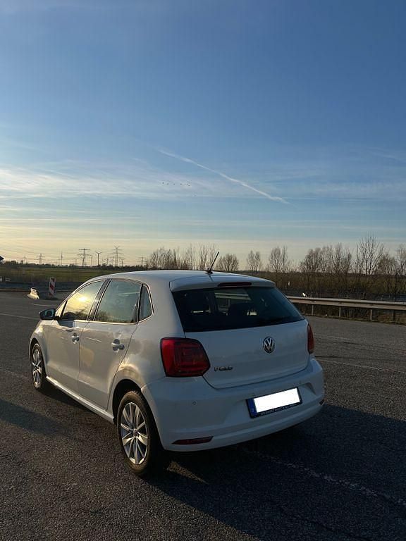 Gebraucht VW Polo Trendline 60 PS (44 kW) 2015 Weiß Limousine