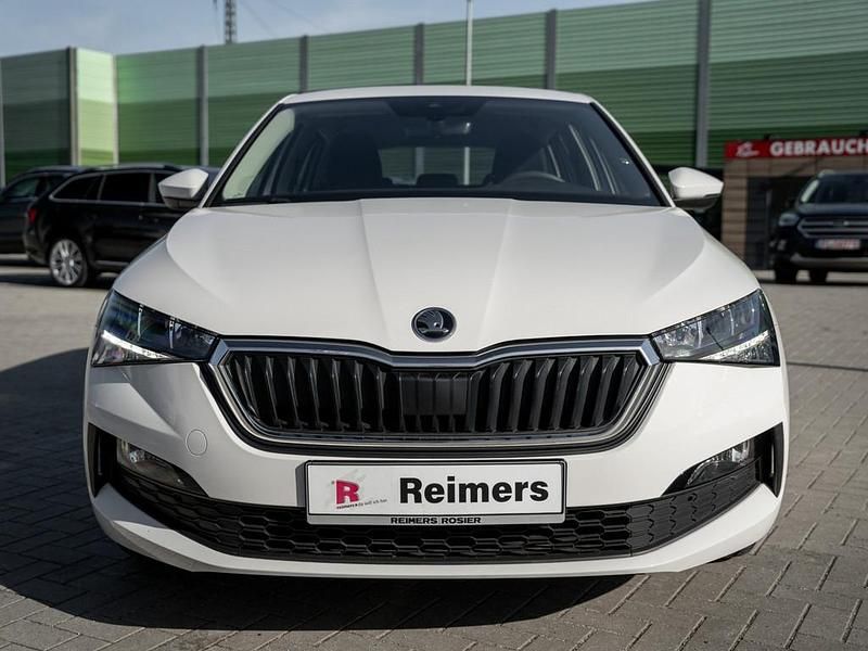 Gebraucht Skoda Scala Cool Plus 95 PS (69 kW) 2023 Weiss / candy weiss Kleinwagen