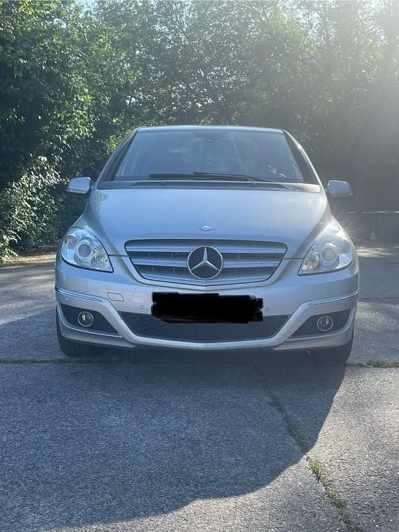Silber Gebraucht 2010 Mercedes 180 Limousine | 5.000 € - Bild 1/4