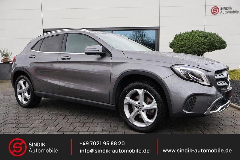 Grau Gebraucht 2019 Mercedes GLA220 Urban SUV | 26.890 € (Fairer Preis) - Bild 1/4