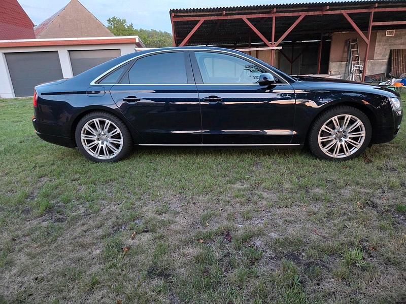 Blau Gebraucht 2013 Audi A8 Limousine | 18.490 € - Bild 1/4