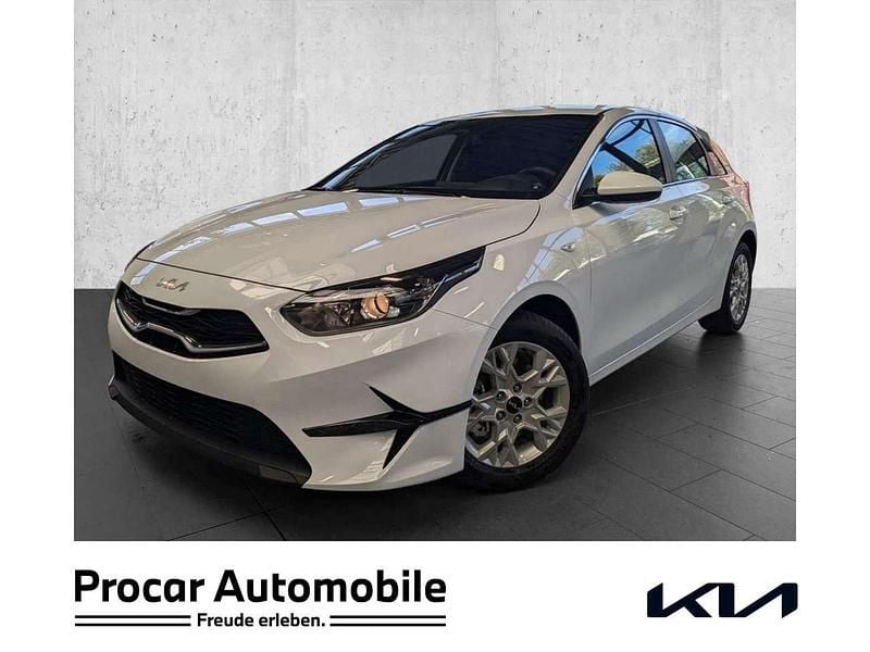 Carraraweiß Neu 2025 Kia Ceed Vision Limousine | 21.990 € (Fairer Preis) - Bild 1/3