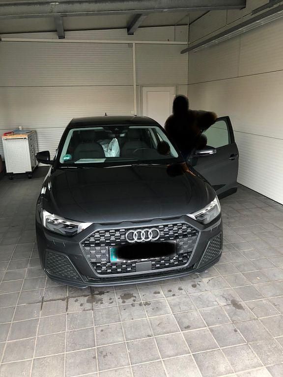 Grau Gebraucht 2019 Audi A1 Sportback Kleinwagen | 17.990 € (Fairer Preis) - Bild 1/2