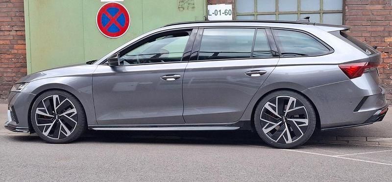 Grau Gebraucht 2023 Skoda Octavia RS Kombi | 39.900 € (Teuer) - Bild 1/4