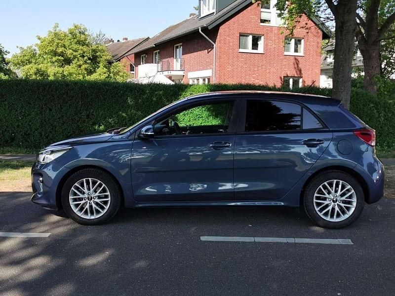 Gebraucht Kia Rio DREAM-TEAM Edition 101 PS (74 kW) 2017 Blau Kleinwagen