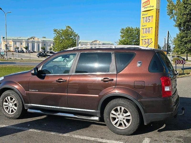 Braun Gebraucht 2014 Ssangyong (KGM) Rexton SUV | 9.400 € (Etwas zu teuer) - Bild 1/4