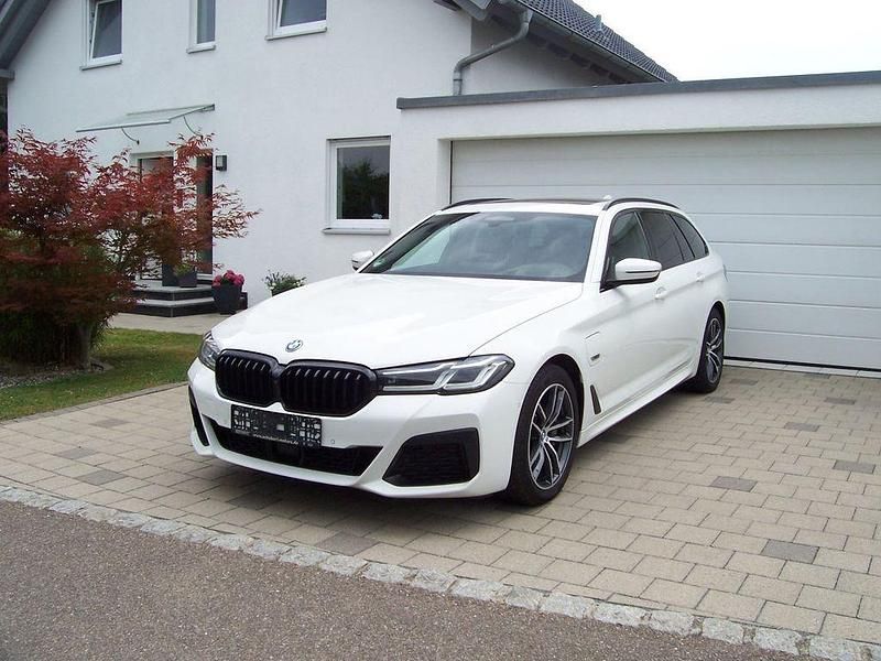 Weiß Gebraucht 2022 BMW 530e M Sport Limousine | 31.490 € (Teuer) - Bild 1/4