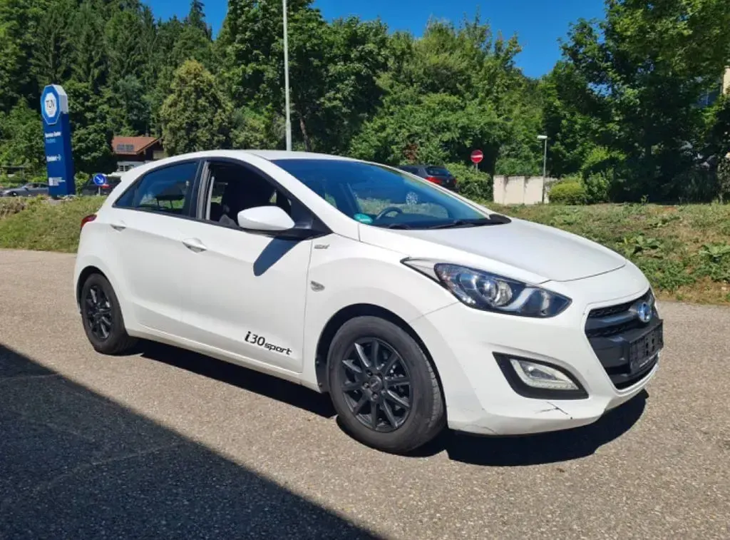 Gebraucht Hyundai i30 Classic 110 PS (80 kW) 2016 Weiß Limousine