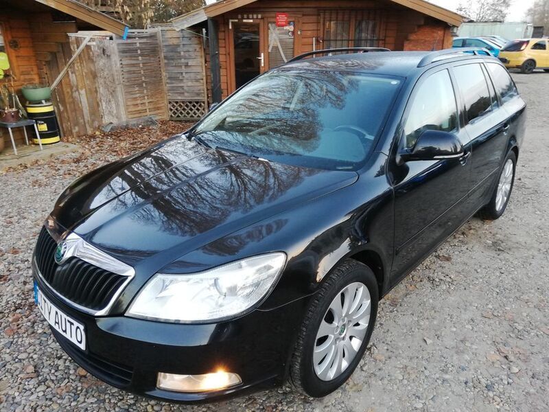 Schwarz Gebraucht 2010 Skoda Octavia Ambiente Kombi | 6.370 € (Fairer Preis) - Bild 1/4