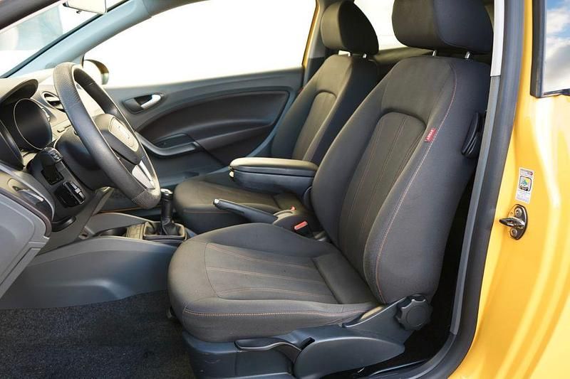 Second-hand Seat Ibiza SC Reference 69 CP (50 kW) 2011 Galben Hatchback