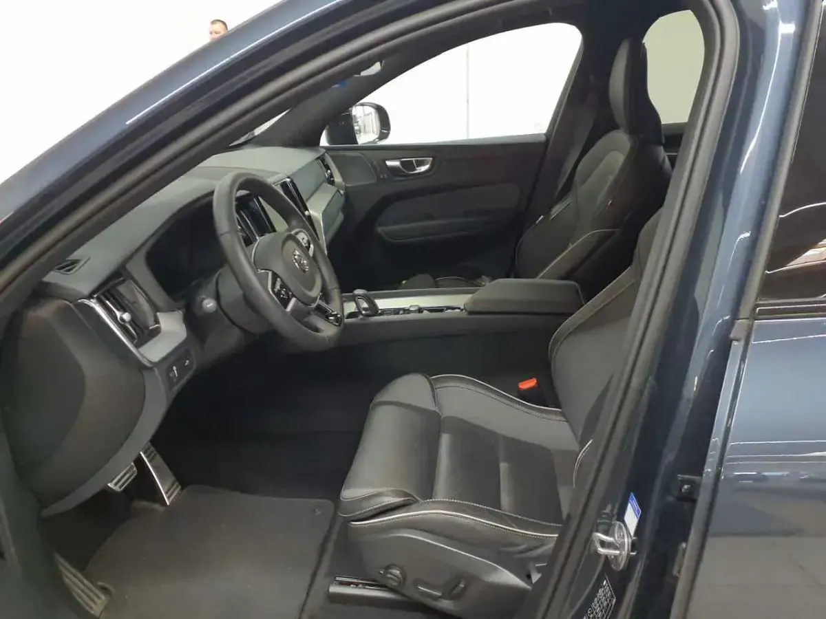 Gebraucht Volvo XC60 R-Design 197 PS (144 kW) 2022 Denim blue metallic SUV