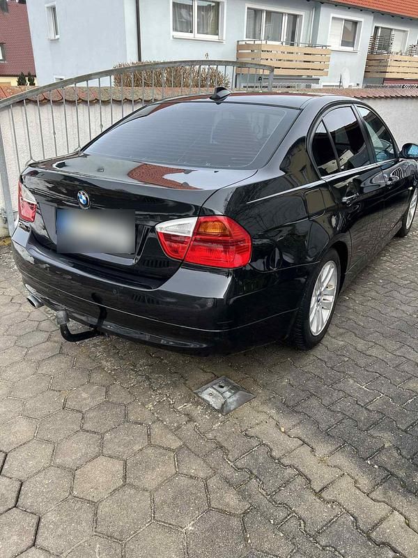 Gebraucht BMW 320 177 PS (130 kW) 2008 Schwarz Limousine