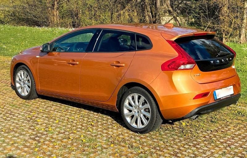 Second-hand Volvo V40 177 CP (130 kW) 2012 Auriu Hatchback