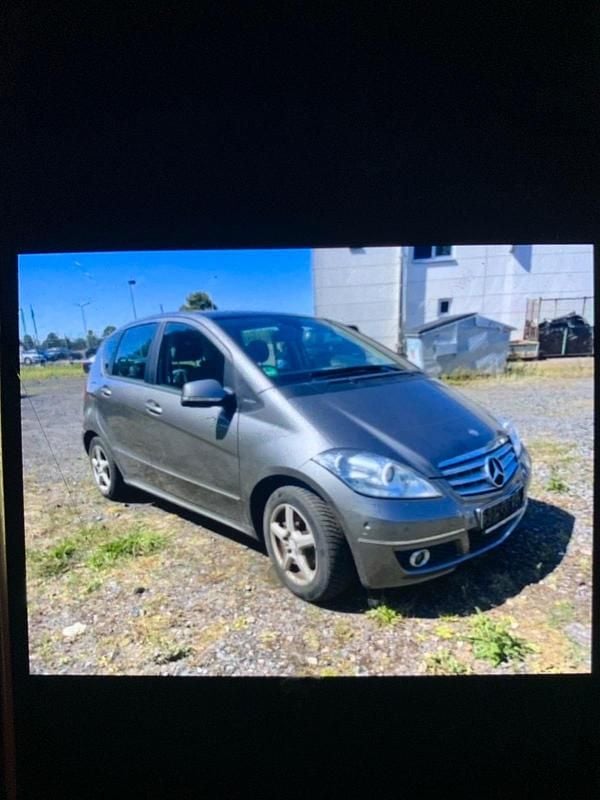 Grau Gebraucht 2011 Mercedes A180 Limousine | 1.499 € (Superpreis) - Bild 1/4