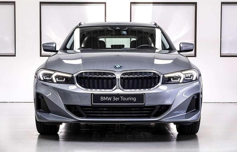 Gebraucht BMW 330e 292 PS (214 kW) 2022 Skyscraper grau metallic Kombi