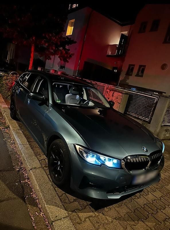 Gebraucht BMW 320e 190 PS (139 kW) 2020 Grün Kombi